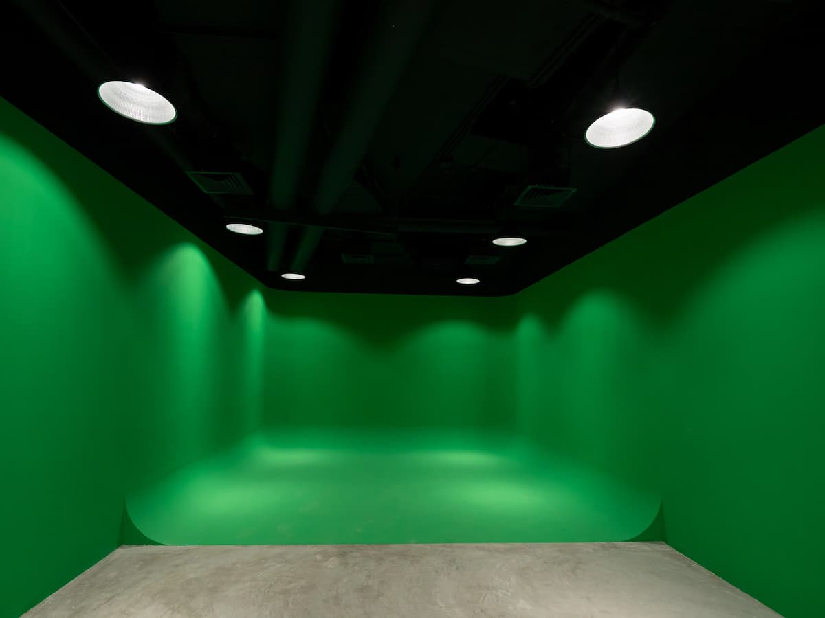 Spacious greenscreen room