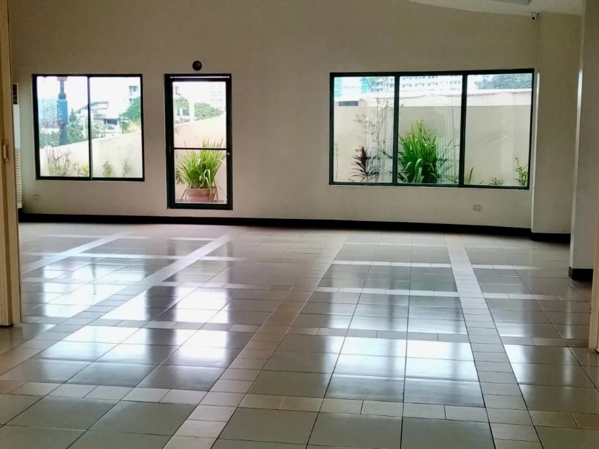 medium-sized event space with balcony and outdoor greenery