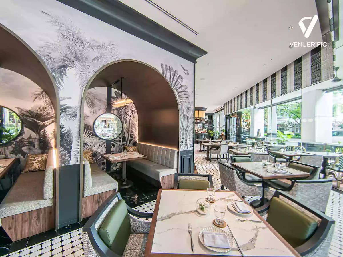 cozy dining are of a restaurant