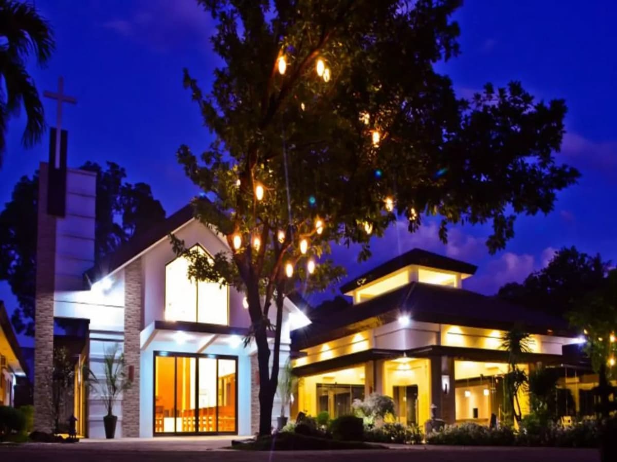 the exterior building of hidden grove events place at night in valenzuela