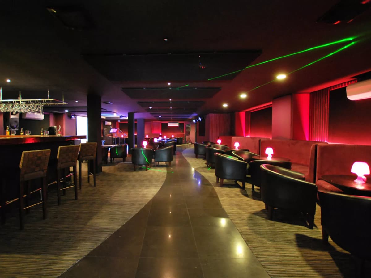 bar and lounge manila