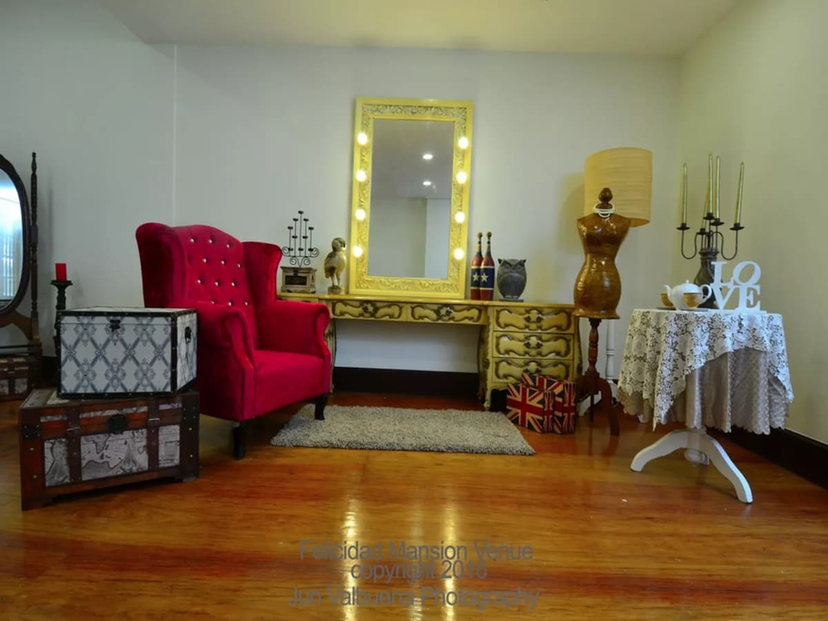 living room area featuring sofa, table, and mirror
