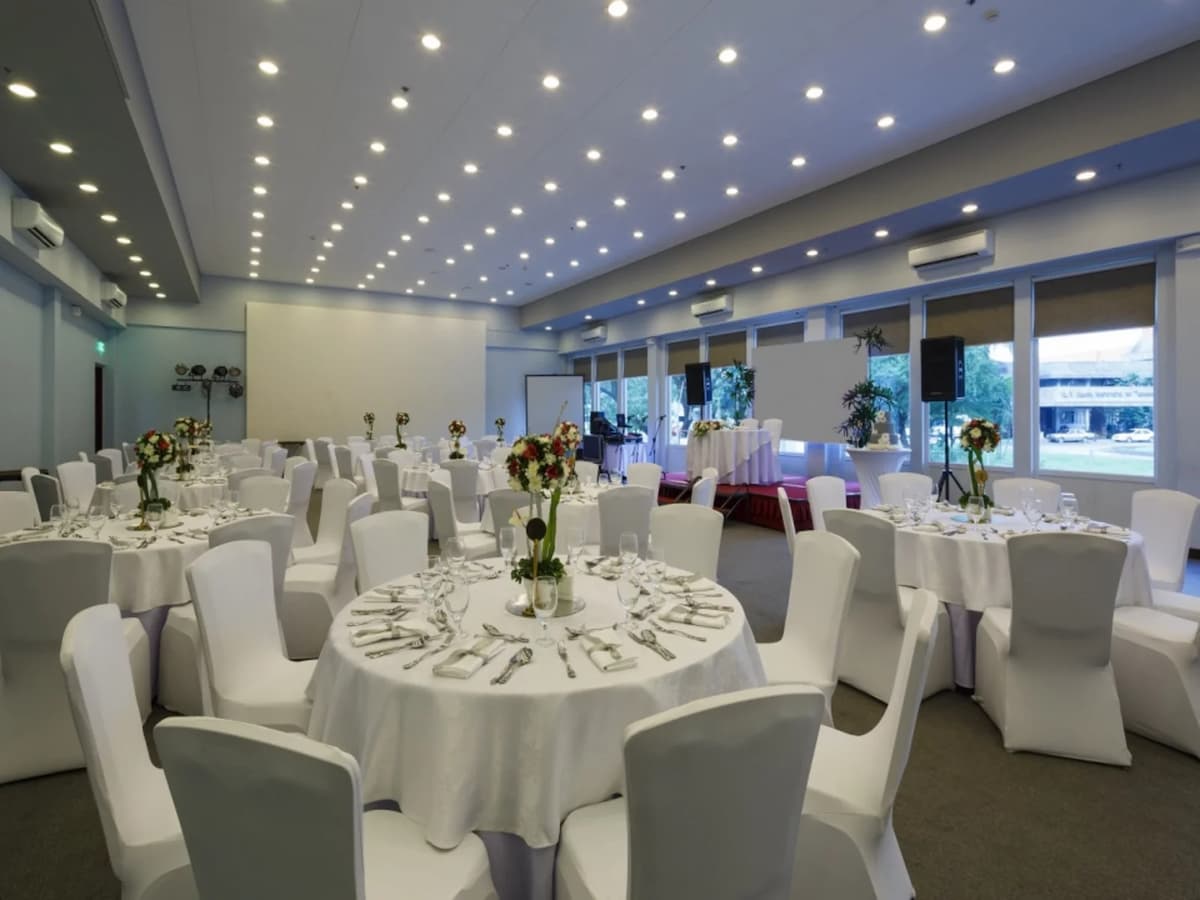 roundtable wedding setup in hotel ballroom quezon city