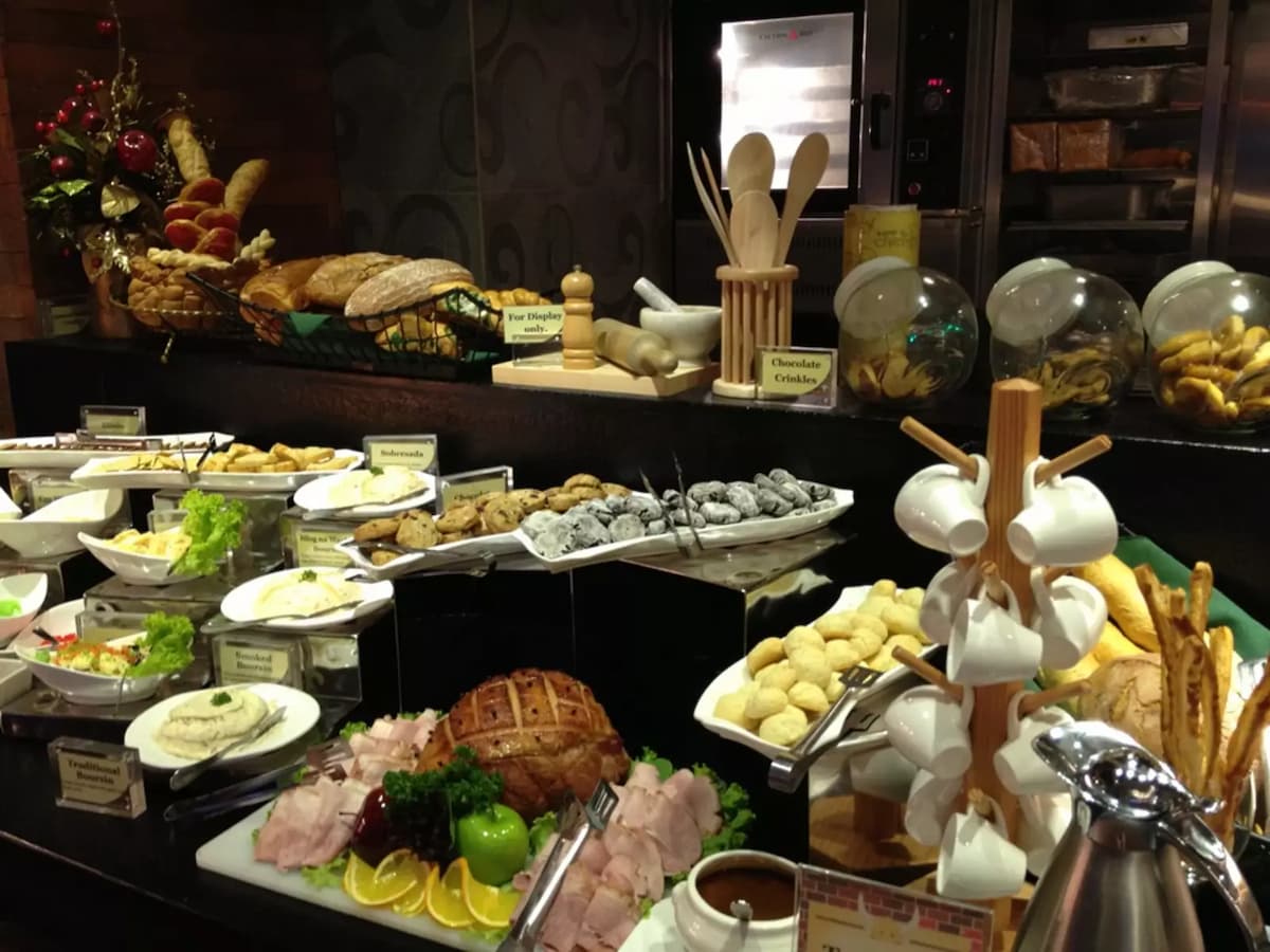 restaurant in marikina with several buffet dishes selections