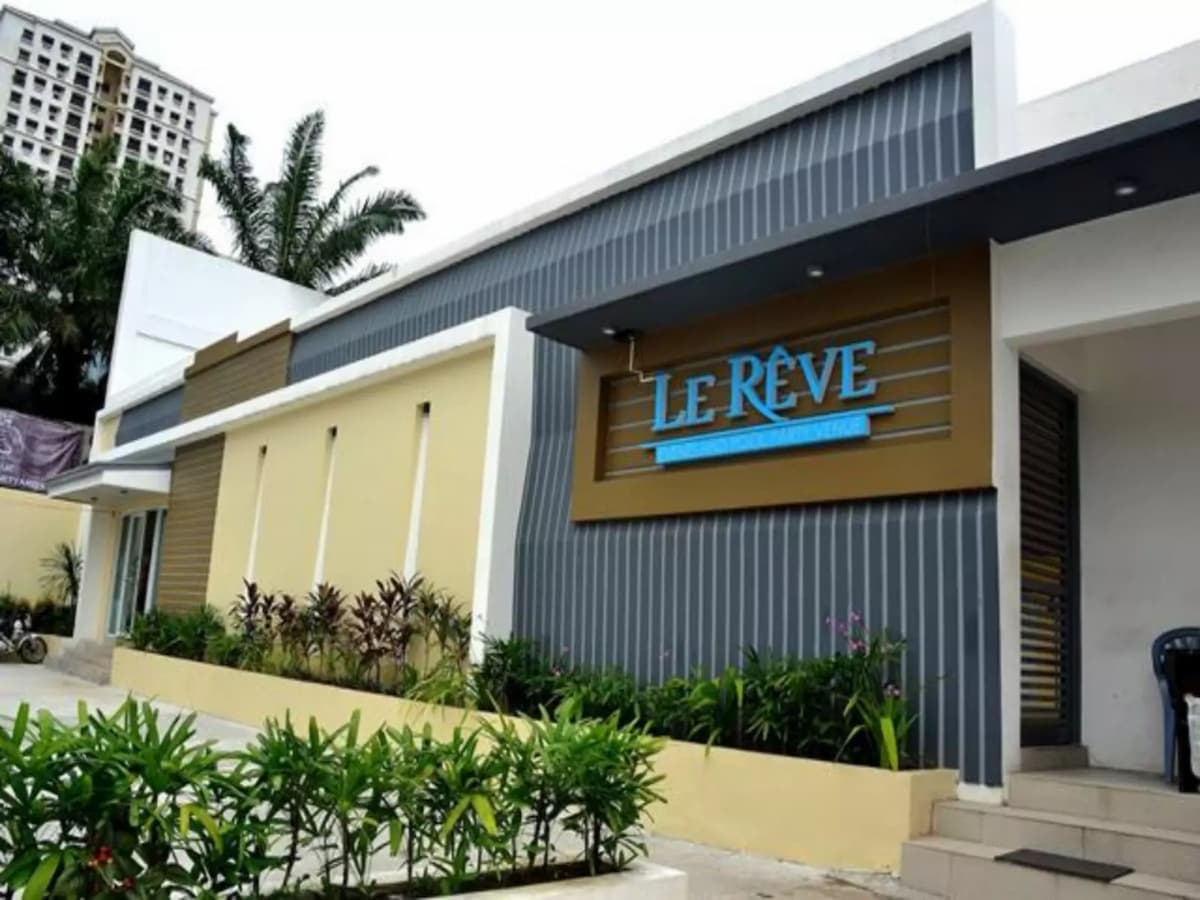 entrance to le reve events place