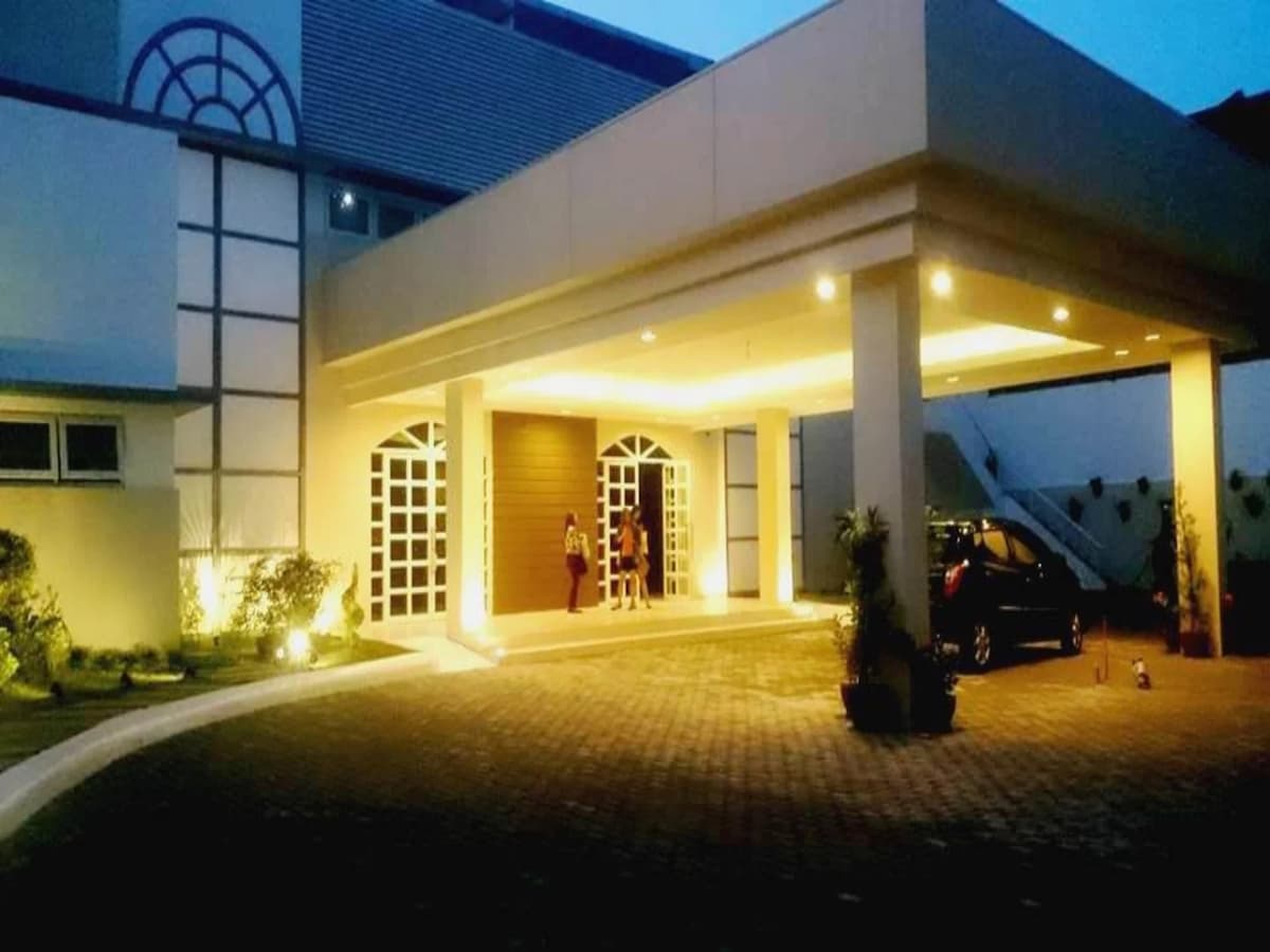 driveway to le reve entrance