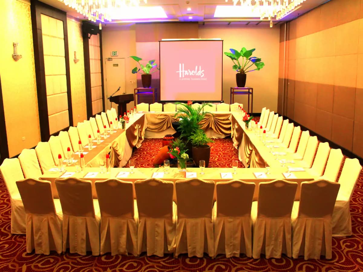 medium pax of conference meeting with giant screen provided