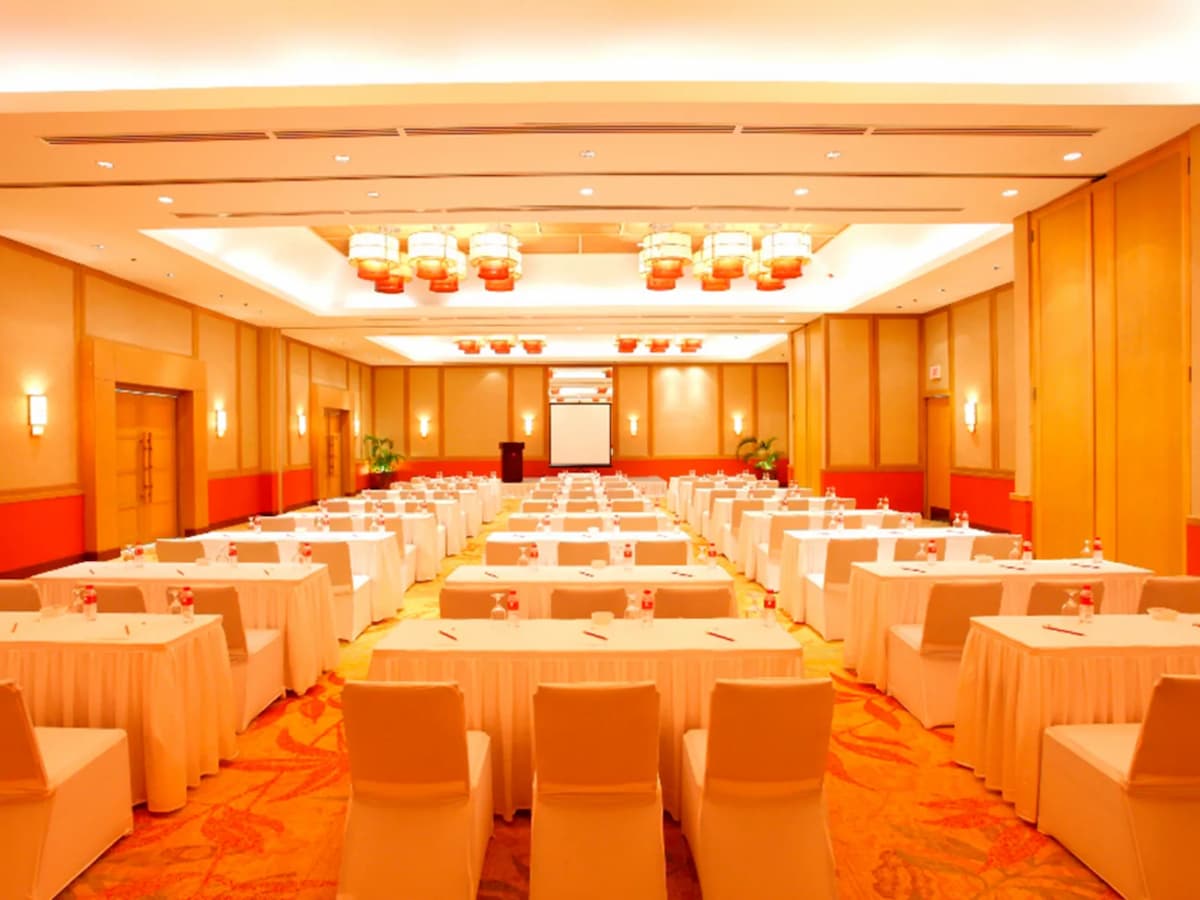 large scale of corporate event with classroom style hotel mactan