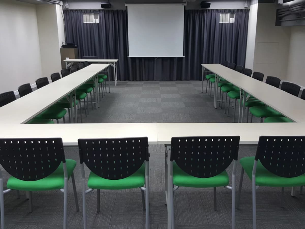 u shape meeting setup equipped with giant screen