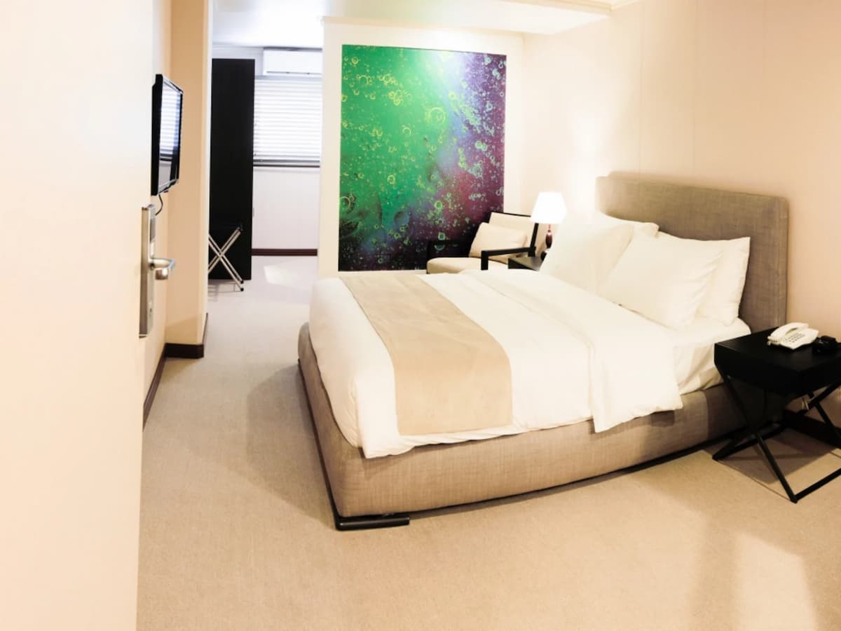 hotel bedroom with 1 king bed and standard facilities