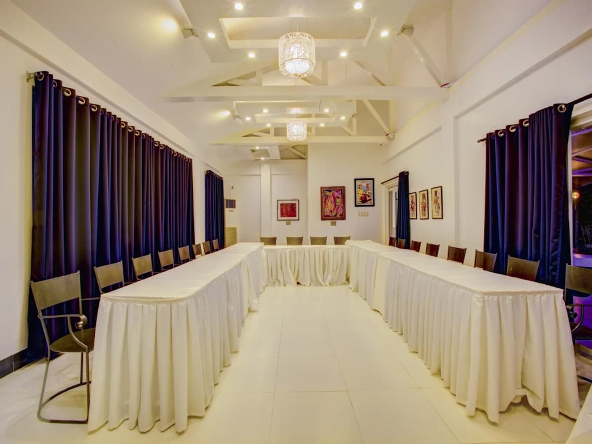santiago corporate gathering venue with u-shaped seating and high ceiling hotel la union