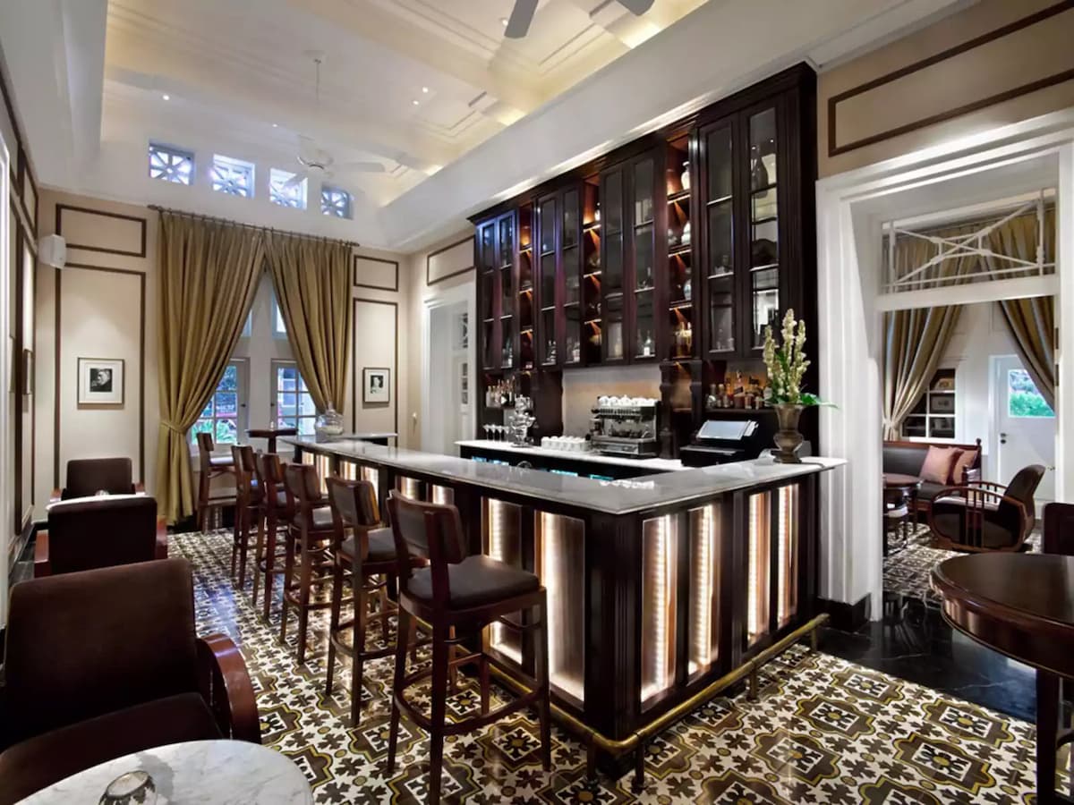 the hermitage lounge elegant classic bar central jakarta