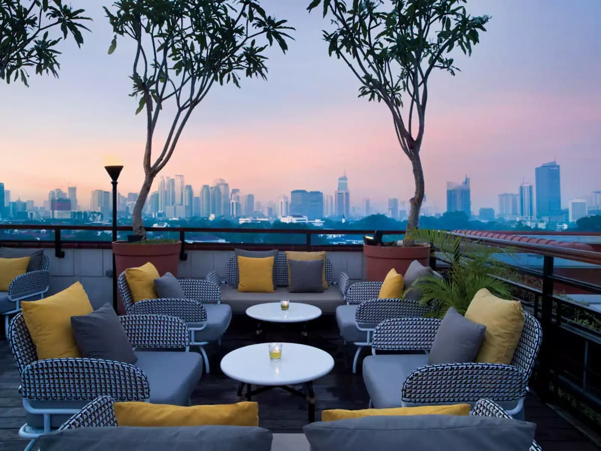 la vue cool spot to enjoy sunset jakarta