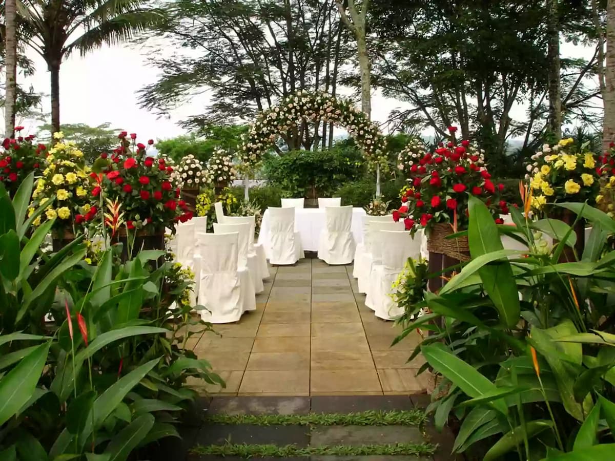 club house garden mesastila best staycation malang