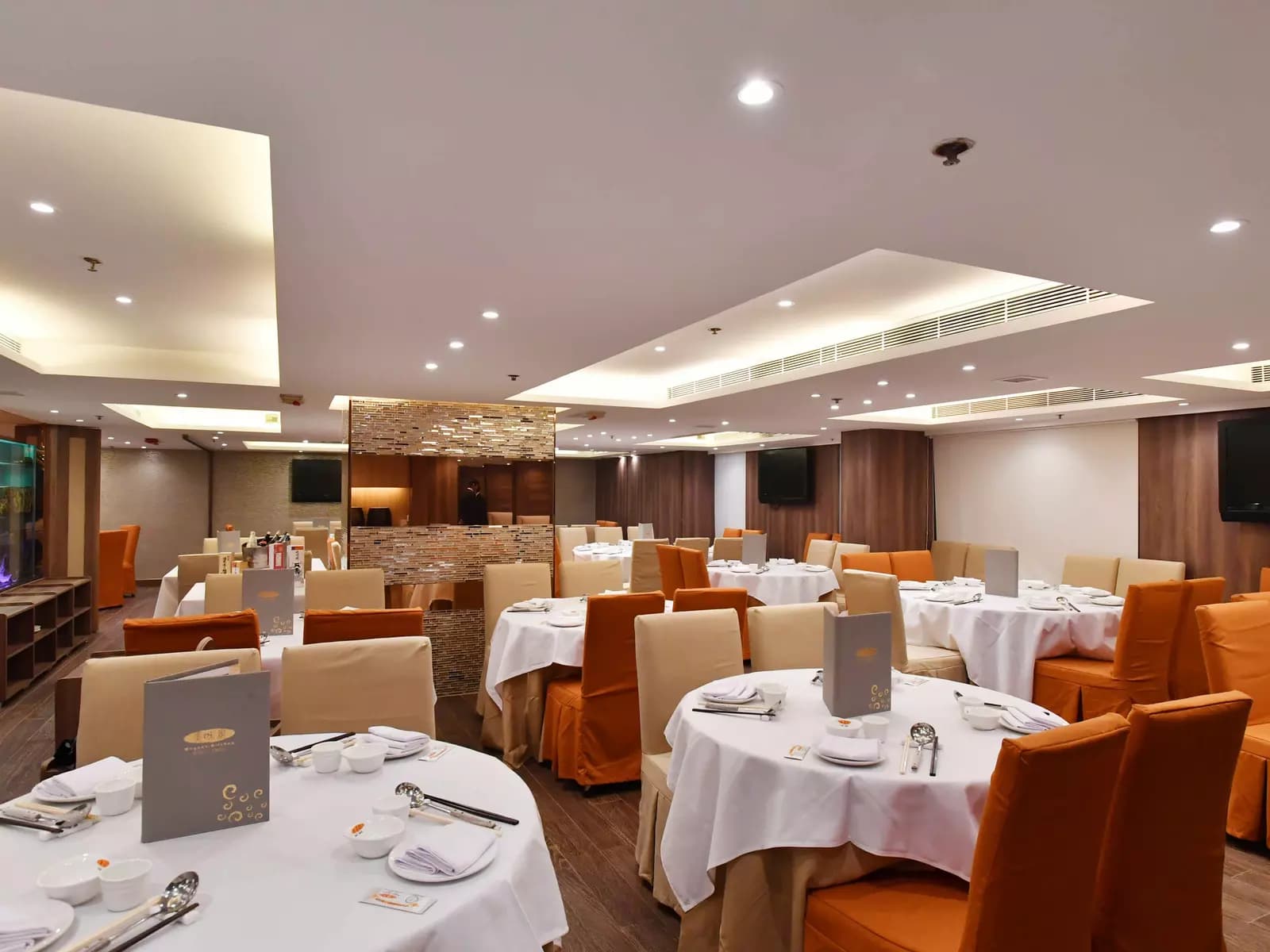round tables within restaurant hall