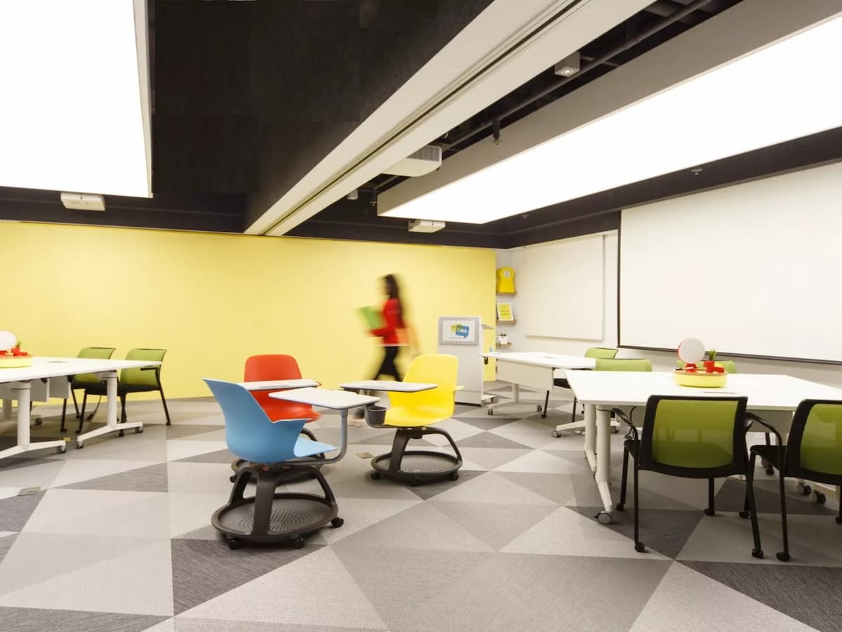 breakout tables in coworking space for corporate trainings
