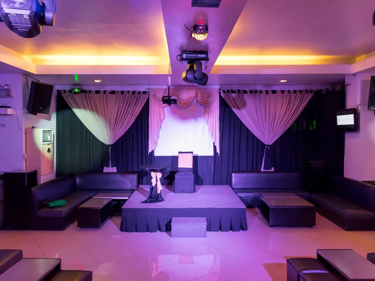 empty lounge stage setup