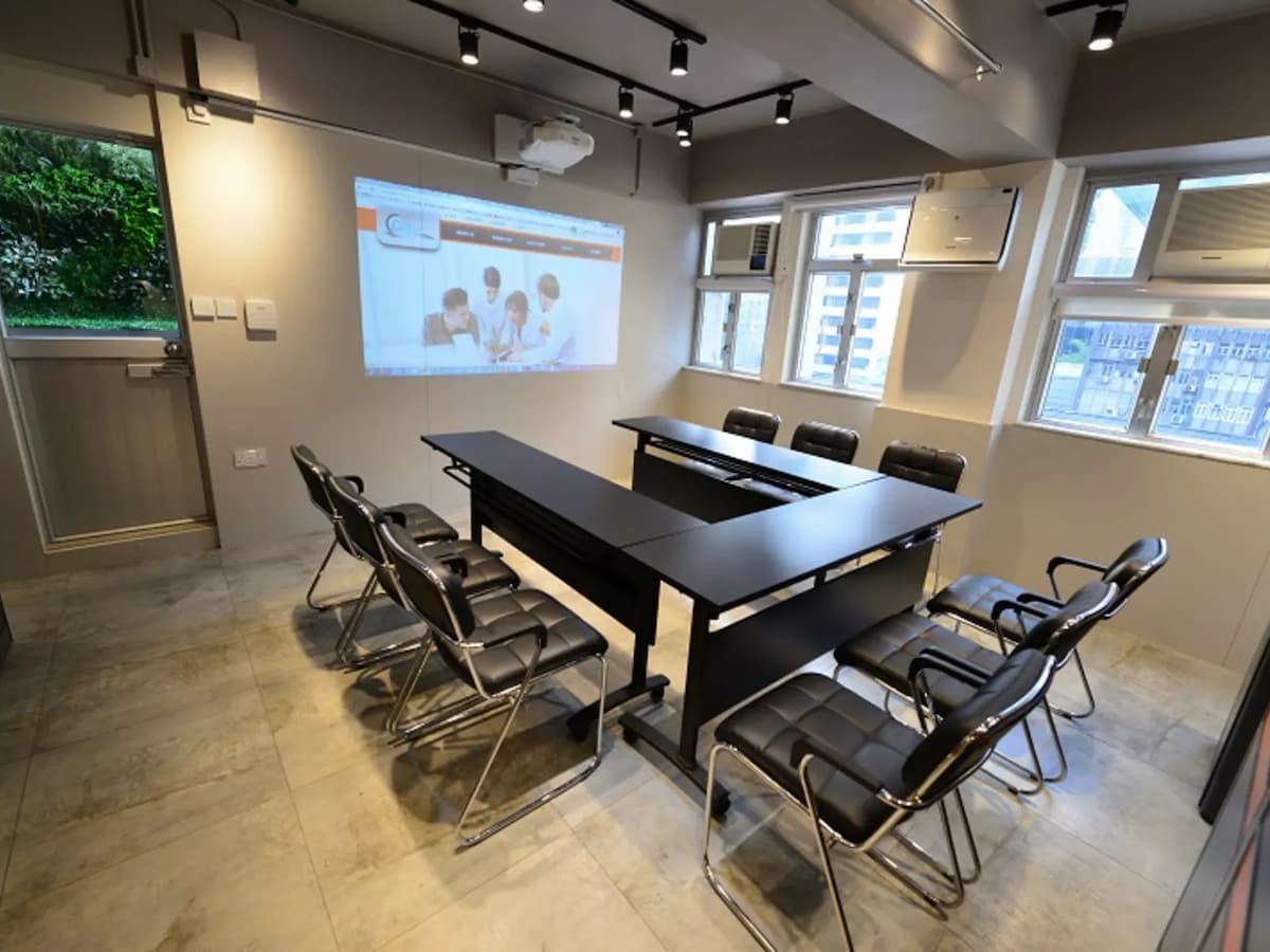 u shape meeting setup for 9 people