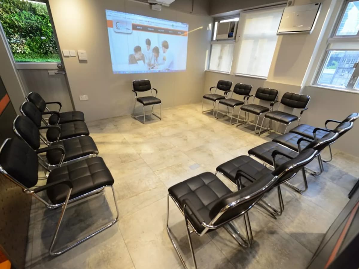 team discussion and brainstorming session seating style
