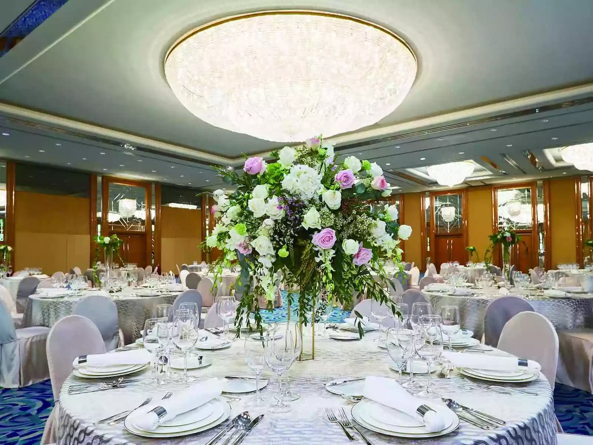 regal airport hotel wedding ballroom setup