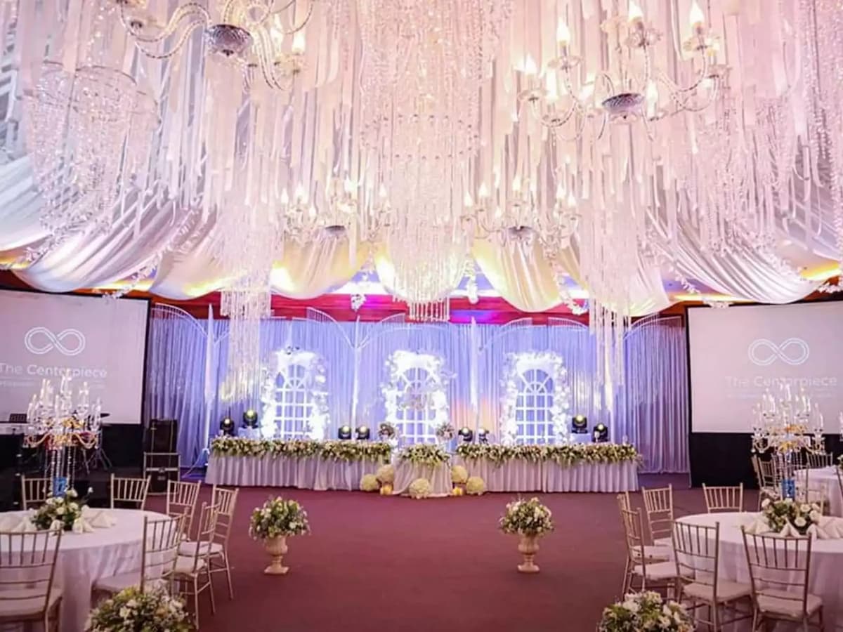 wedding ballroom with grand gleaming chandelier cebu