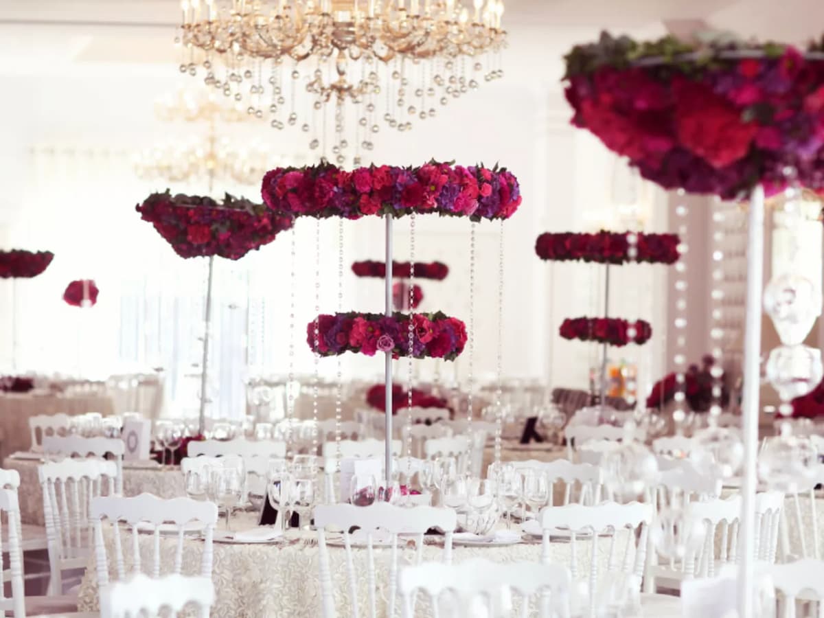 wedding table decoration using red roses