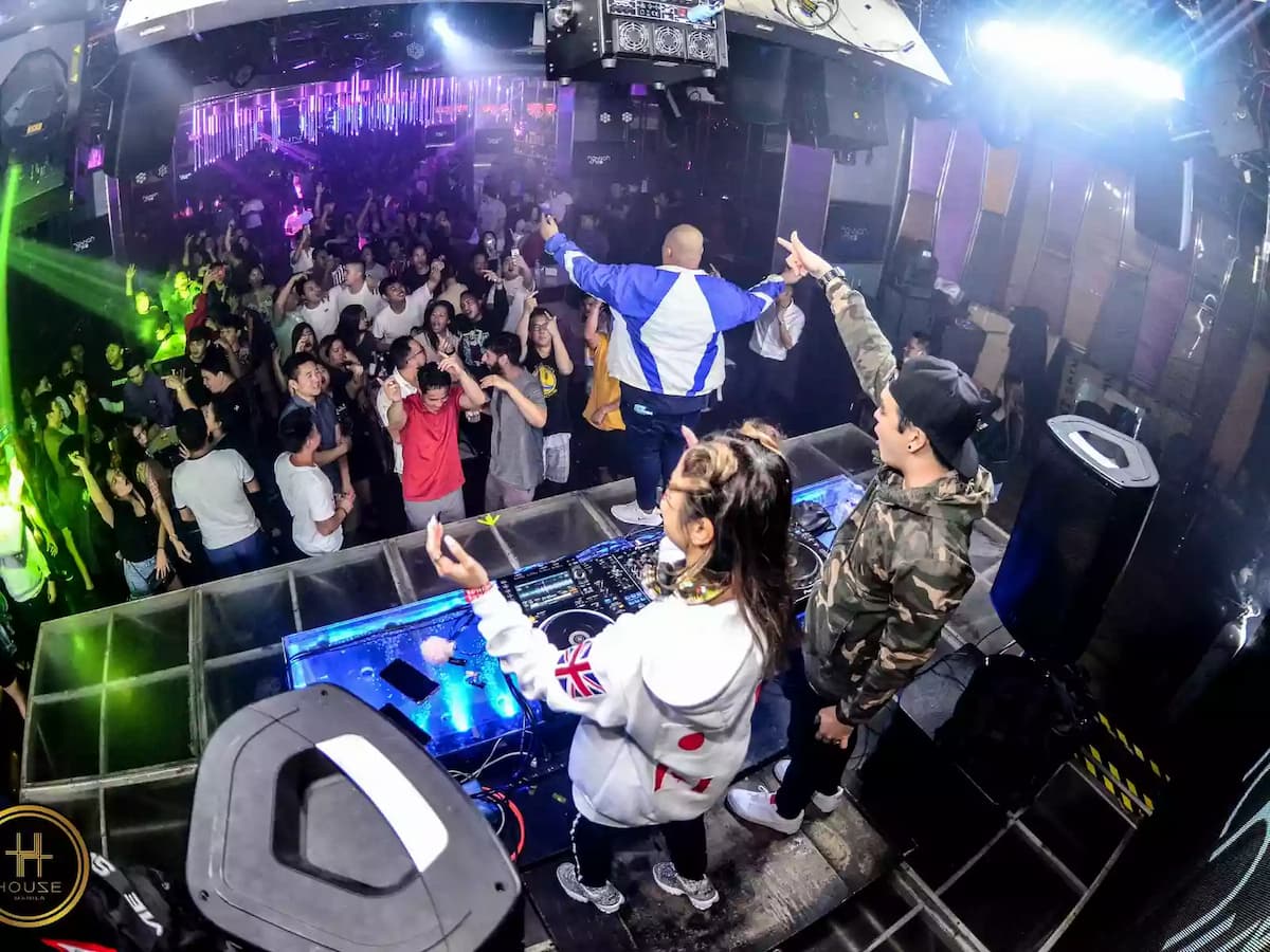 party situation featuring dj on saturday night super club pasay