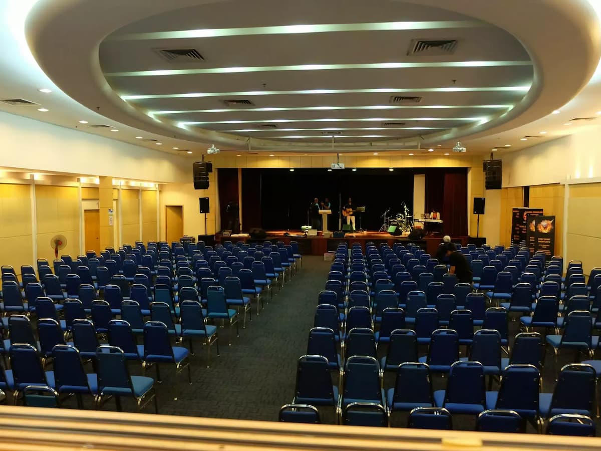 hall with high ceiling for 1000 pax in theatre style