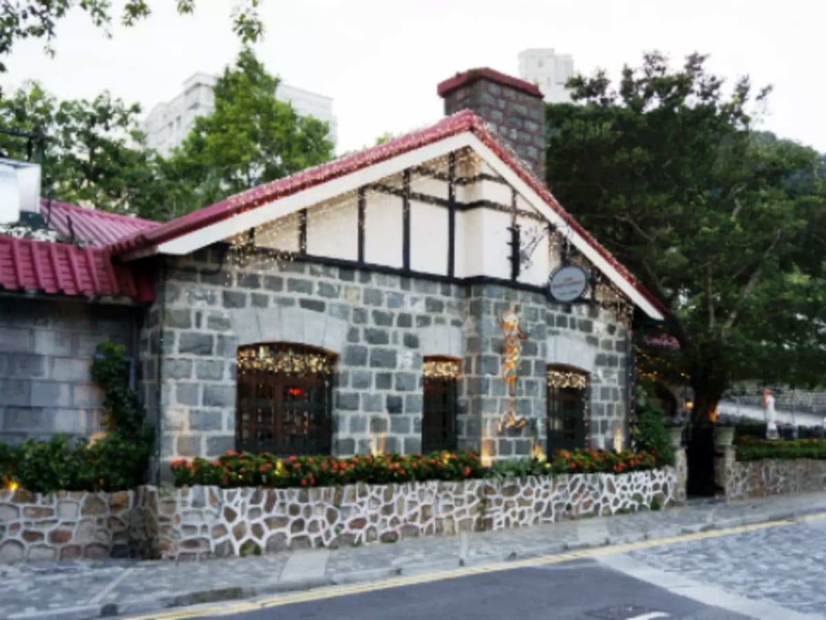the peak lookout restaurant exterior