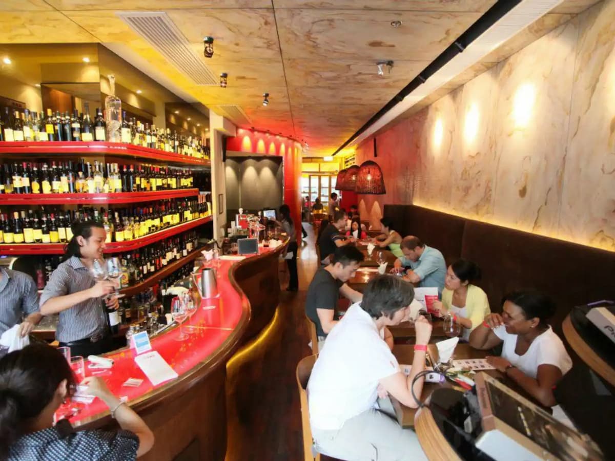 the peak hour situation of divino wine bar and restaurant during lunch time