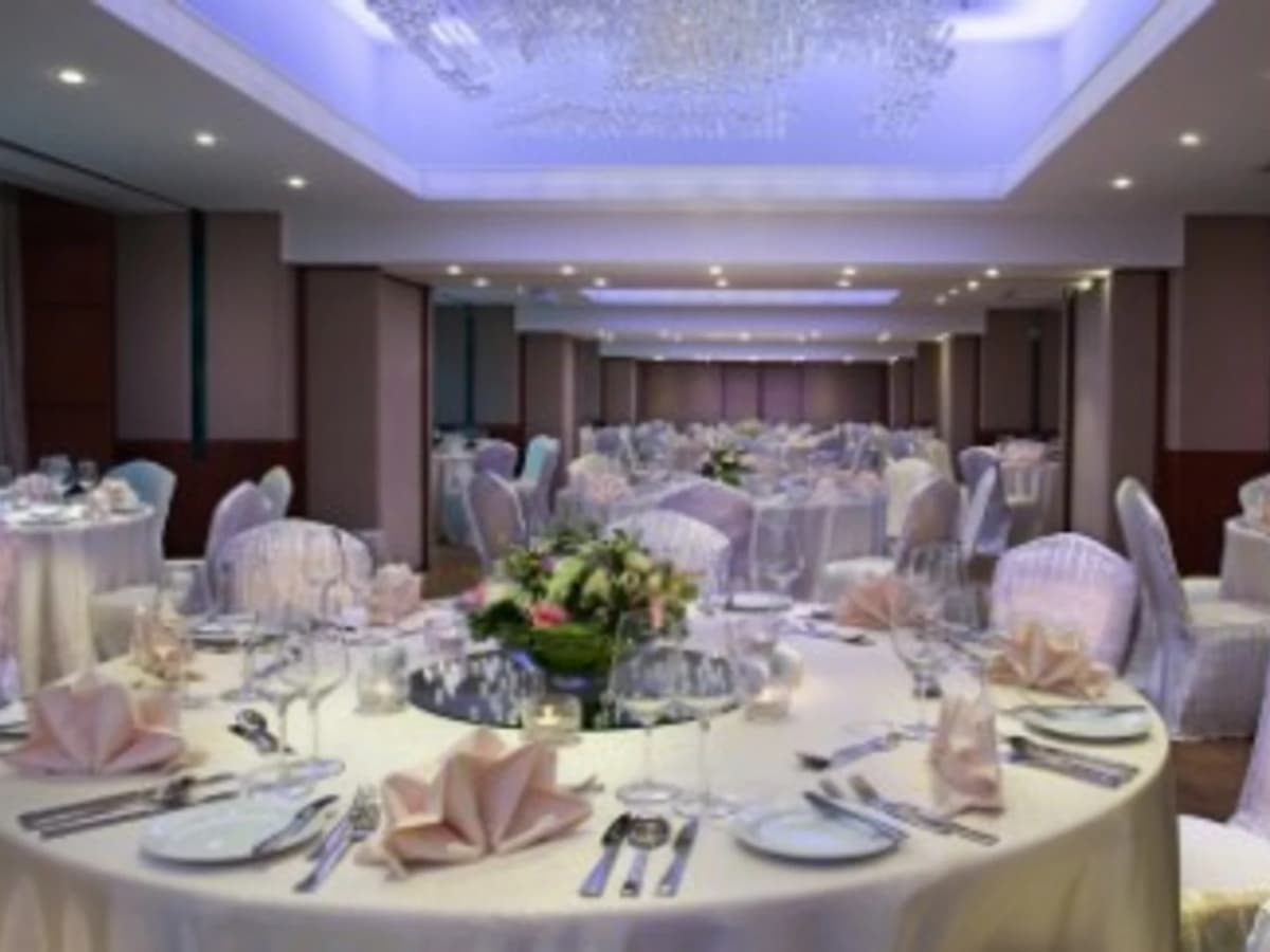 wedding ballroom using round table setup