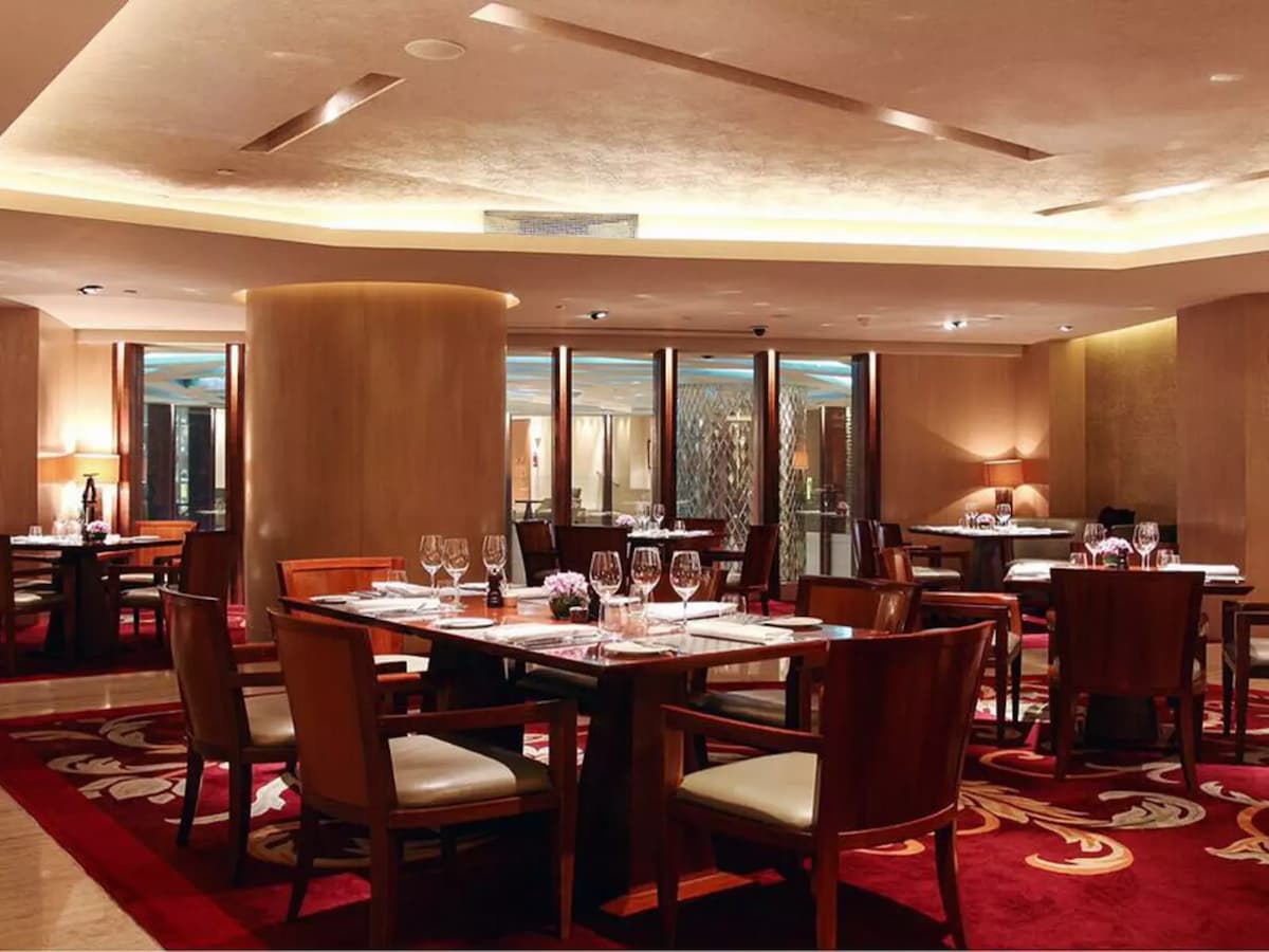 lyon at mandarin oriental jakarta corporate dinner event restaurant jakarta