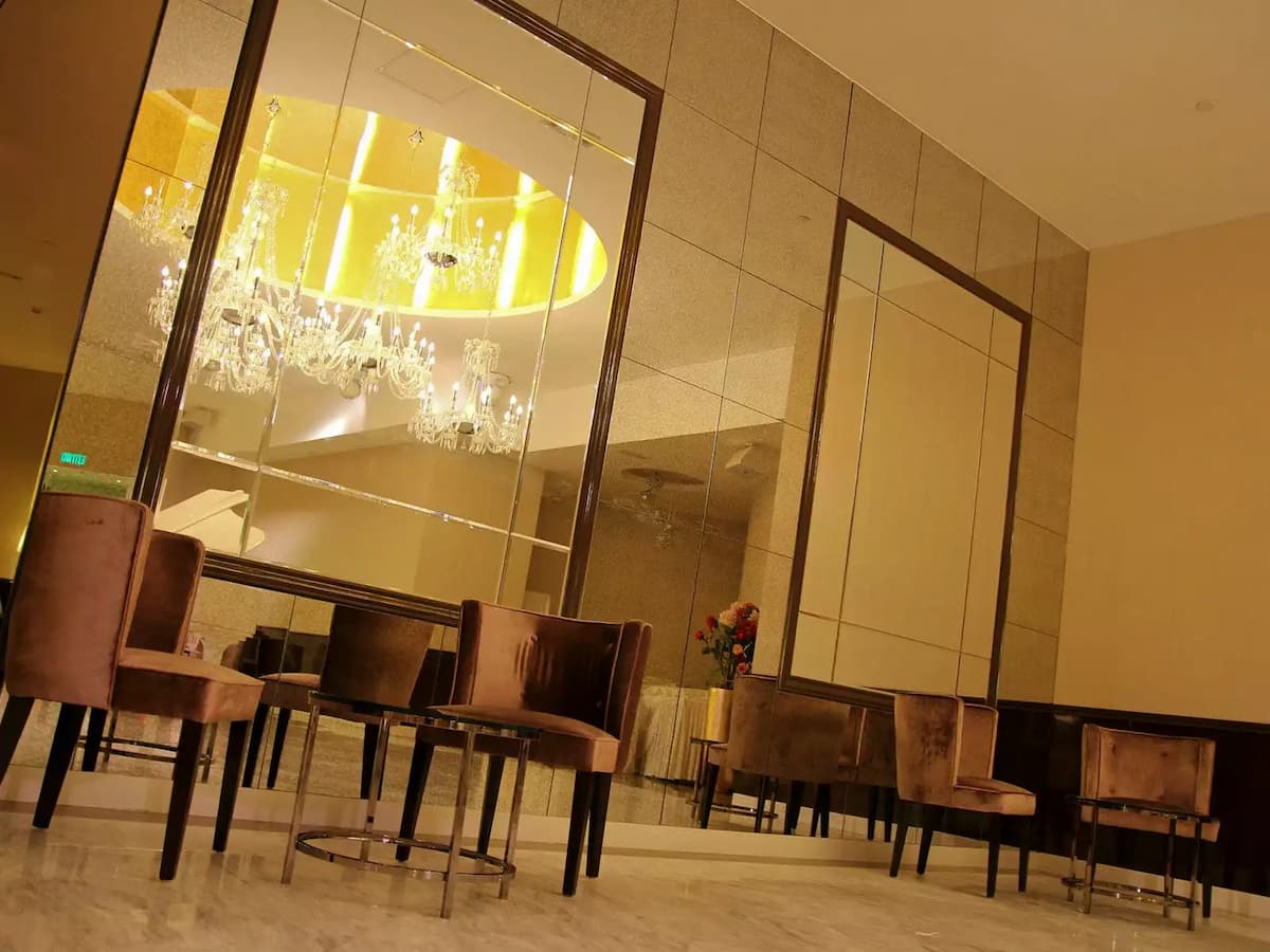 grand ballroom with circle chandelier at the midlle of the room