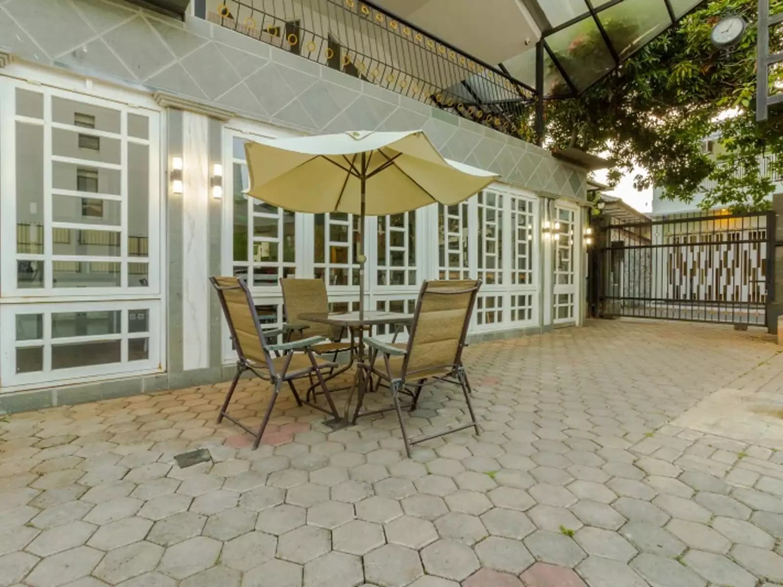 Urbanest Inn Club House