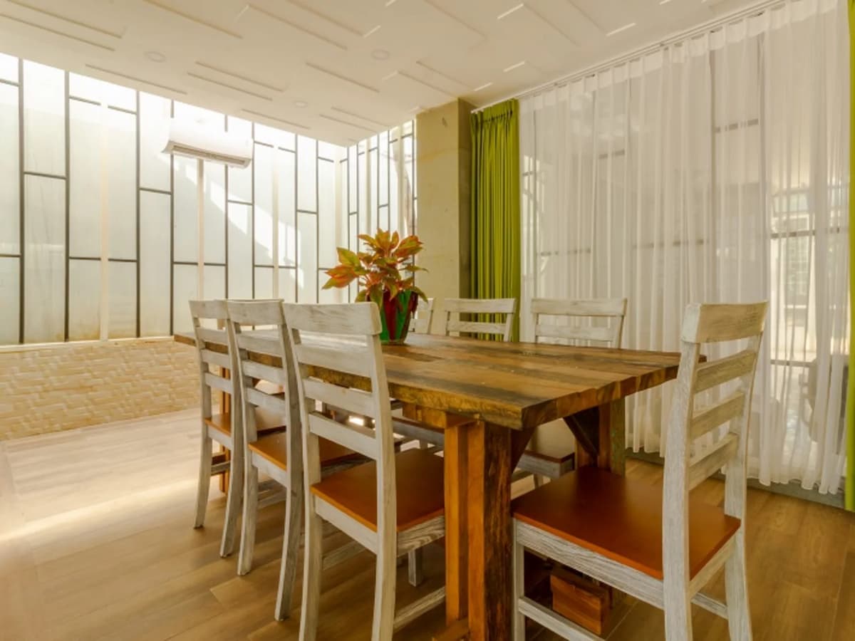Urbanest Inn Club House