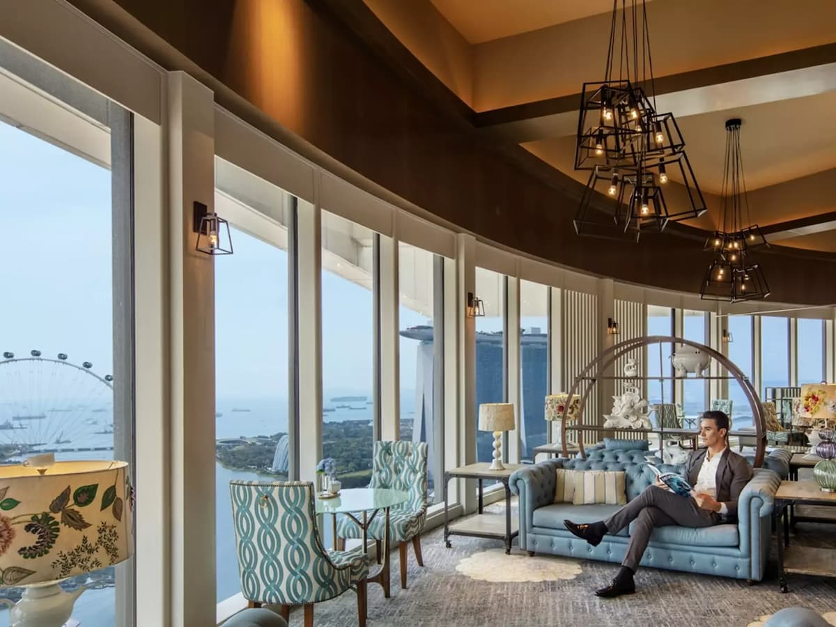 stunning lounge with city view
