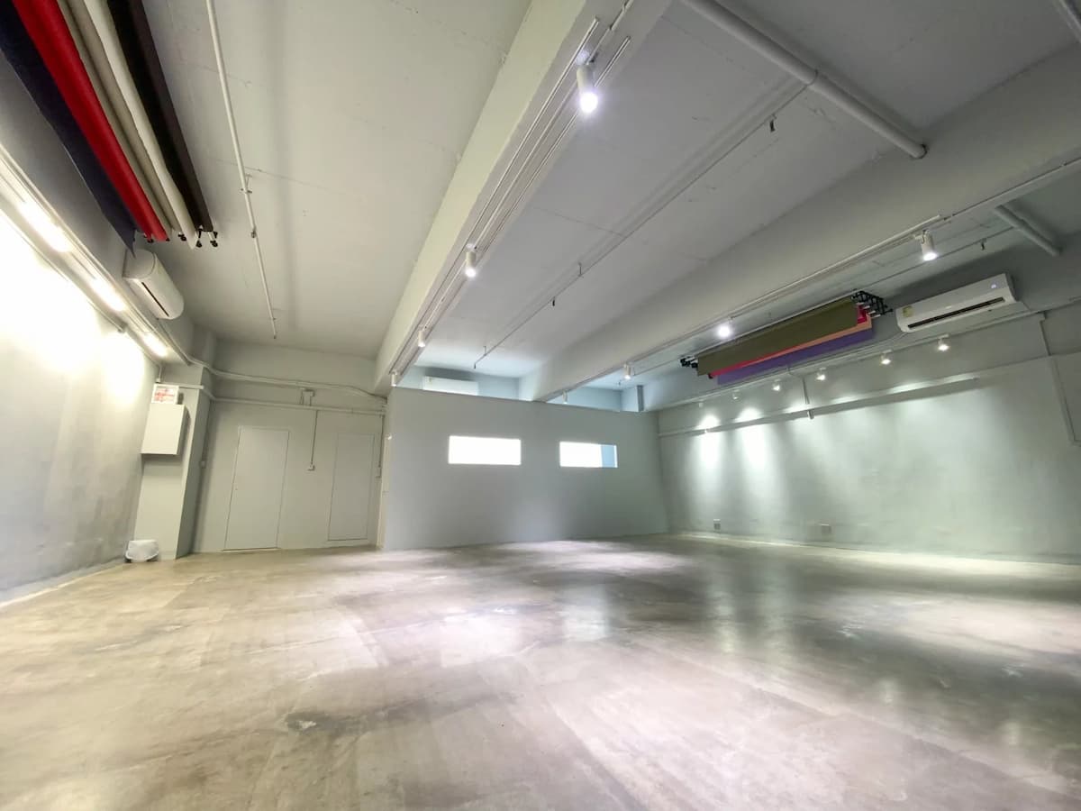 multifunctional event space with high ceiling