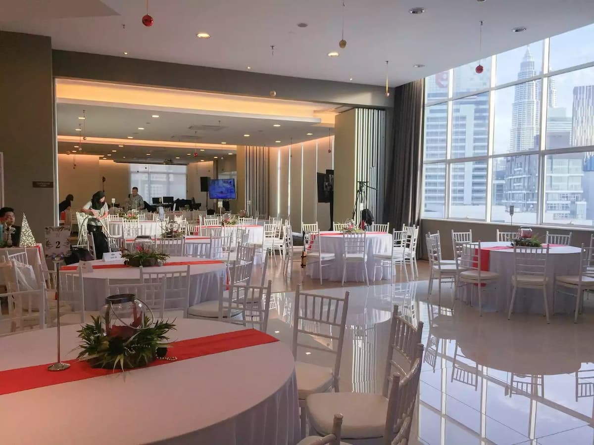 high ceiling room with round tables and chairs