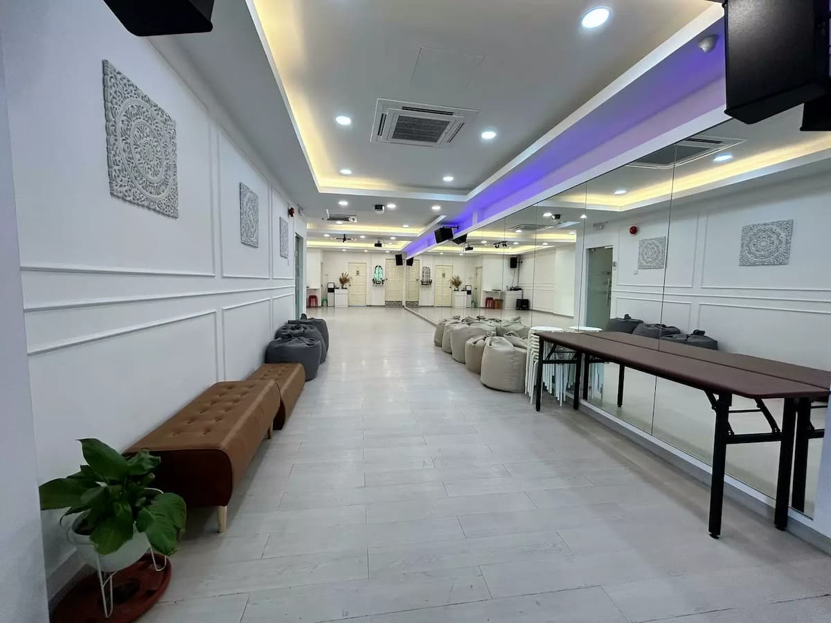 a neat event space with good ceiling light