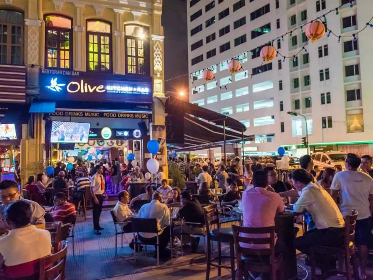 an outdoor dining restaurant with a lot of people