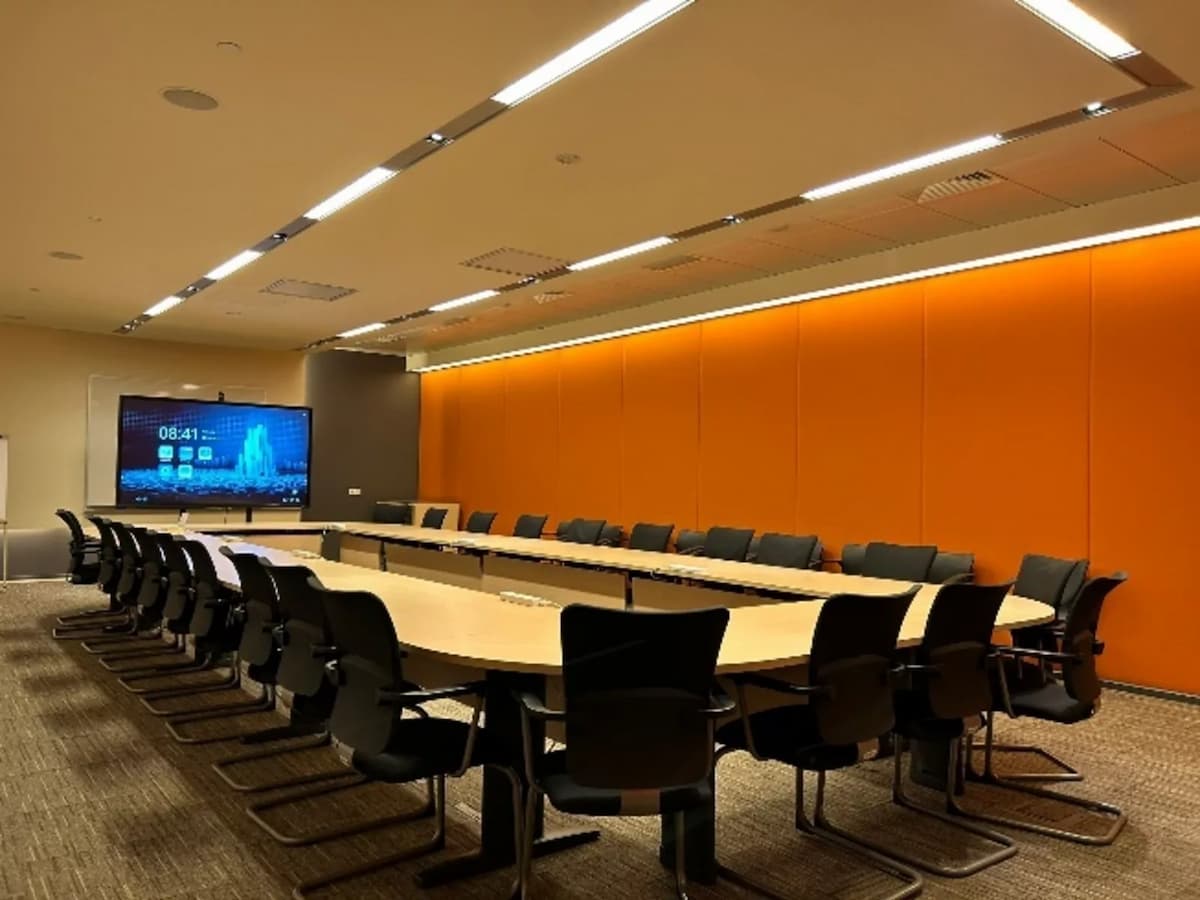 a large room for corporate meetings