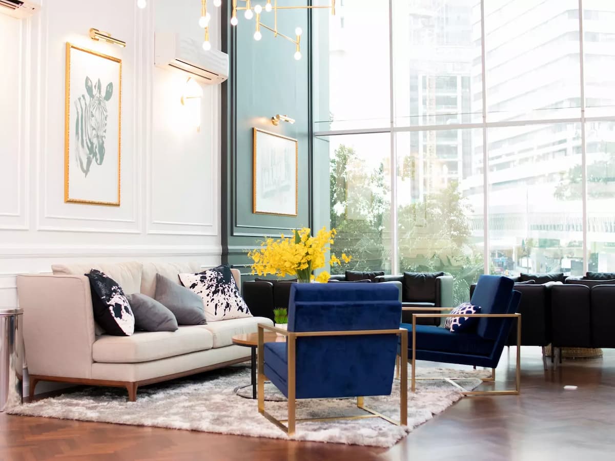lounge area with a city view