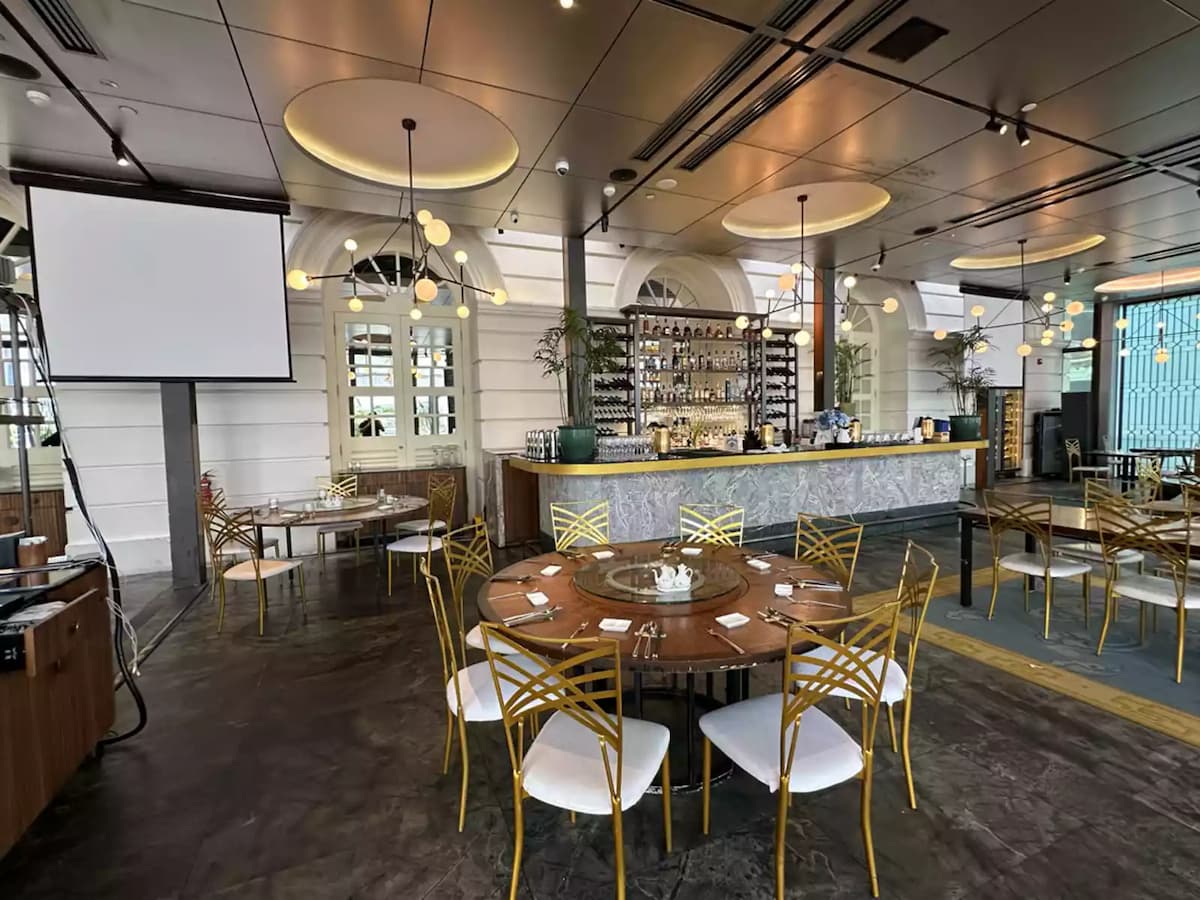 Modern restaurant event space with round tables and central bar