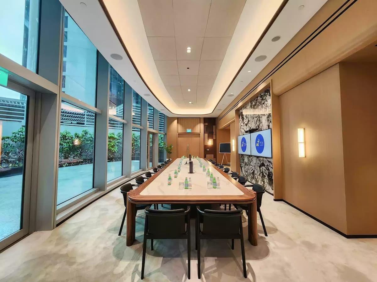 modern and elegant boardroom at raffles place for rental