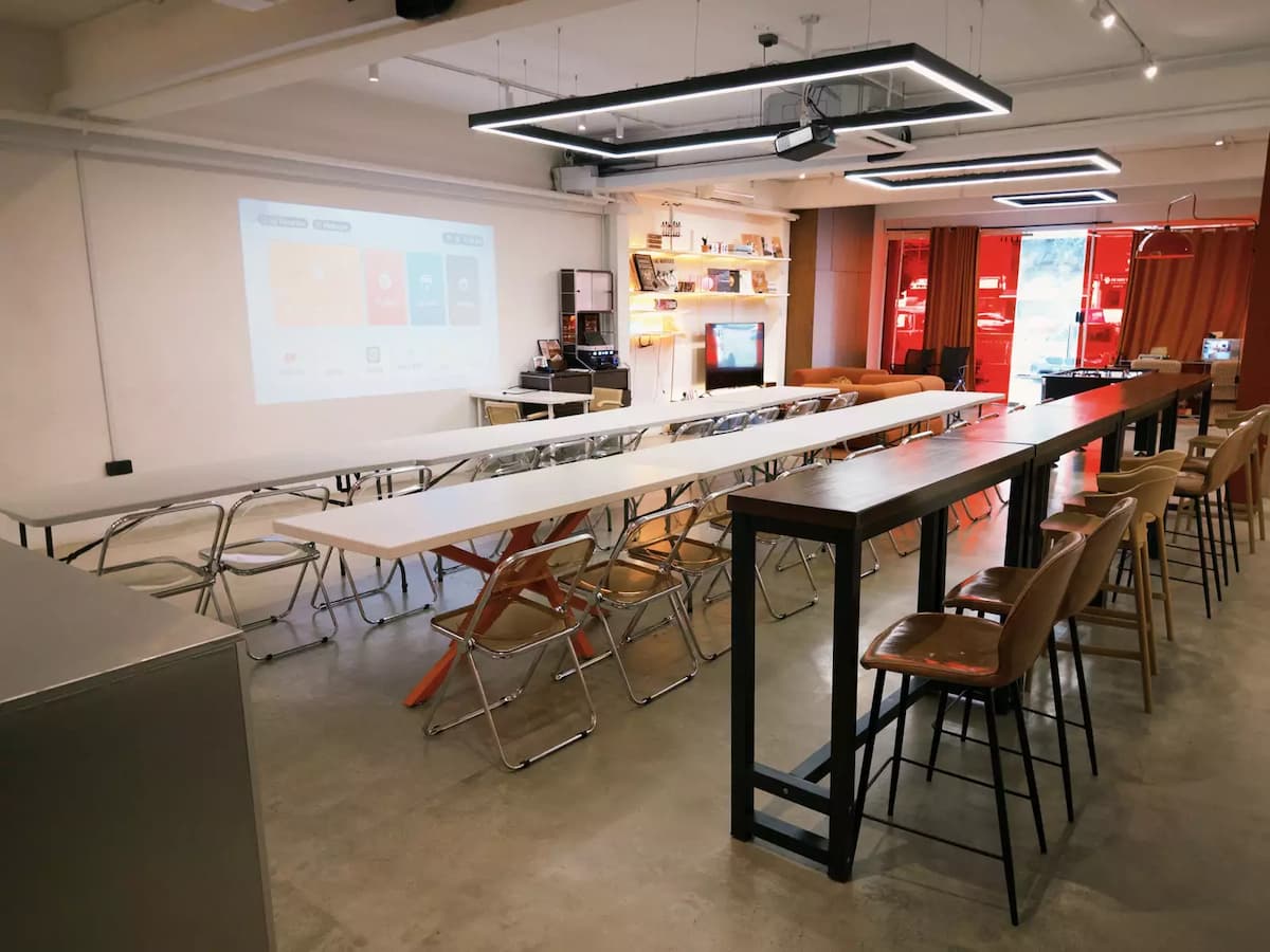 Modern workshop space with presentation setup and collaborative seating arrangement.