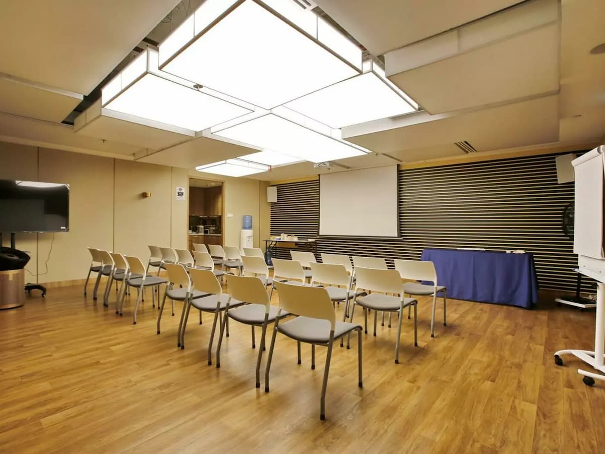 rows of chairs facing tv screen and projector in corporate meeting room at north bridge road singapore