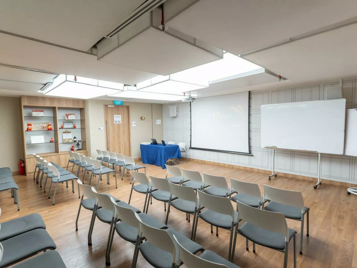 theatre style seating facing projector screen and whiteboard at seminar event space in north bridge road singapore