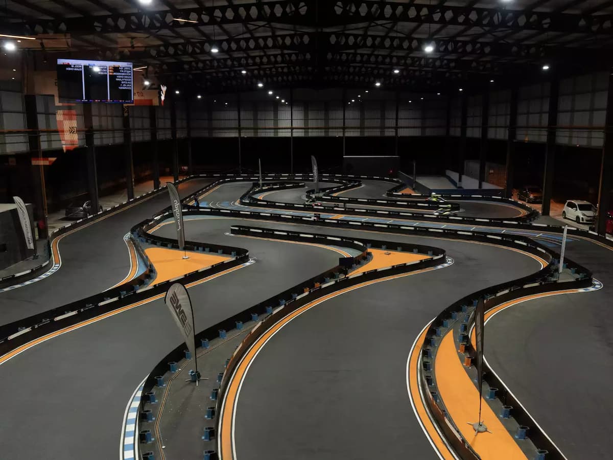 Aerial view of the indoor electric karting circuit featuring multiple turns, racing lanes, and a professional track layout.