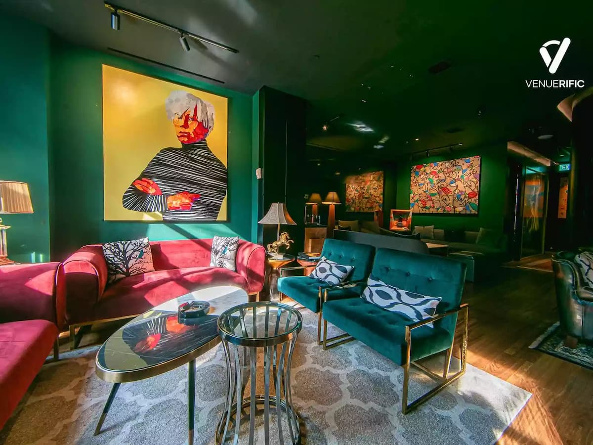 Contemporary VIP lounge at Maduro featuring designer sofas, elegant lounge seating, striking modern artwork, and luxurious interiors, creating an inviting space for executive meetings, corporate networking, private receptions, and exclusive VIP gatherings.