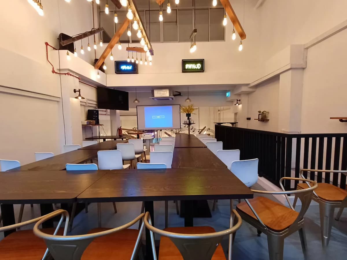 boardroom table with projector screen for corporate meeting at the upper room event venue in singapore
